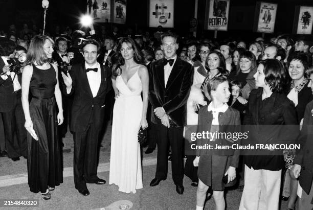 François Truffaut, Jacqueline Bisset et Jean-Pierre Aumont à la montée de marches de la présentation du film 'La Nuit américaine' au Festival de...