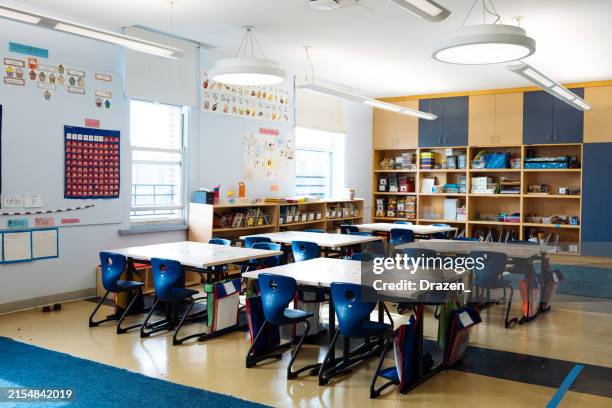 aulas modernas vacías en una escuela primaria en ee.uu. - salón de clase fotografías e imágenes de stock