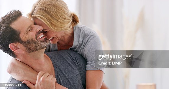 Amor, abrazo y pareja divertida que se ríe en casa con conversación matutina, confianza y unión en su hogar. Cómico, apoyo y gente se abraza en el dormitorio con charla, risas y comedia de chismes Amor, abrazo y pareja divertida que se ríe en casa con conversación matutina, confianza y unión en su hogar. Cómico, apoyo y gente se abraza en el dormitorio con charla, risas y comedia de chismes