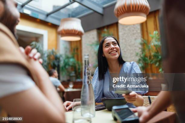 amici che cenano al ristorante - cartolina di auguri foto e immagini stock