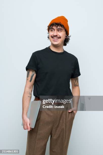 retrato de un joven simpático - foto de estudio fotografías e imágenes de stock