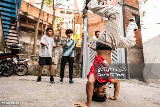 breakdancer doing a headstand outdoors - acrobatiek stockfoto's en -beelden