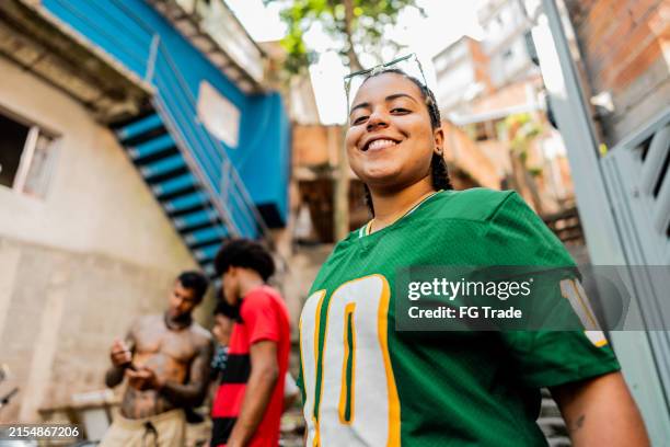 portrait d’une jeune femme dans une favela, brésil - bidonville photos et images de collection