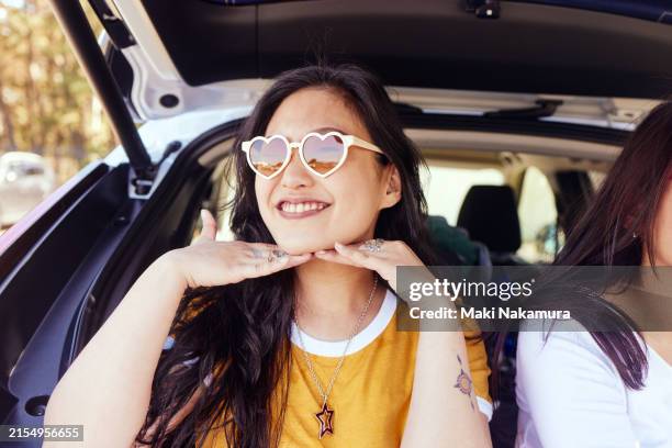 generation z woman with a cheerful pose and high tension. - viaje barato fotografías e imágenes de stock