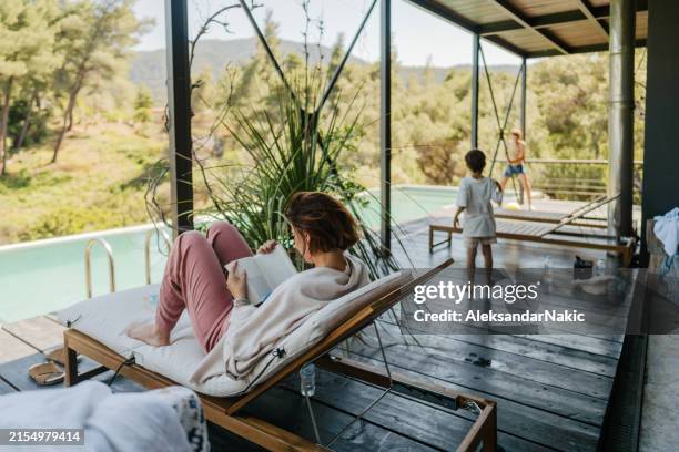 relaxing by the pool - zuid europese etniciteit stockfoto's en -beelden