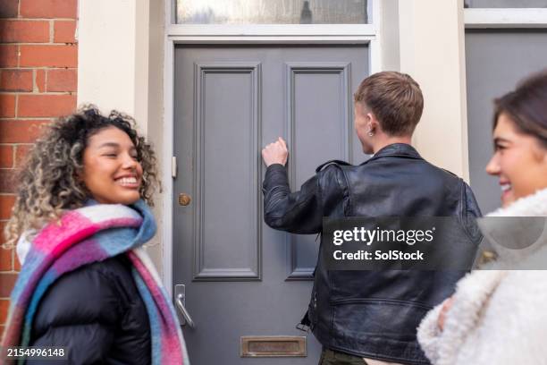 siamo qui! - bussare foto e immagini stock