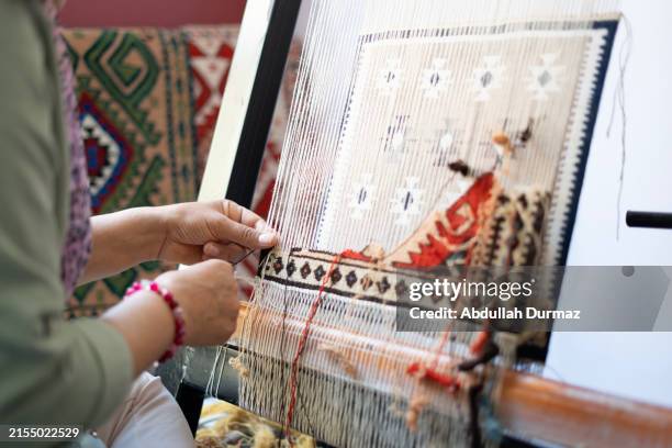 gros plan les mains d’une femme adulte produisent des tapis dans l’atelier - tisser photos et images de collection