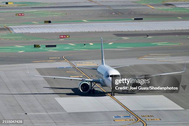 jet on runway - san francisco international airport stock pictures, royalty-free photos & images