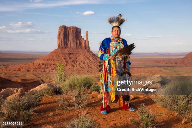 hombre con vestido tradicional pow-wow - cultura tribal americana fotografías e imágenes de stock