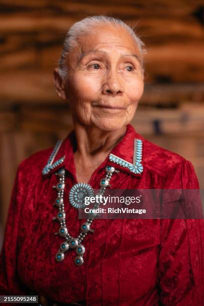 retrato de una mujer navajo mayor - cultura de indios norteamericanos fotografías e imágenes de stock
