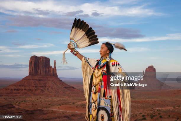 retrato de mujer navajo - cultura de indios norteamericanos fotografías e imágenes de stock