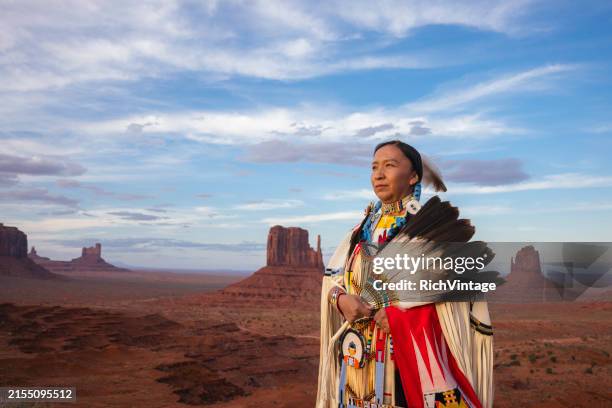 navajo frau porträt - navajo sandstein stock-fotos und bilder
