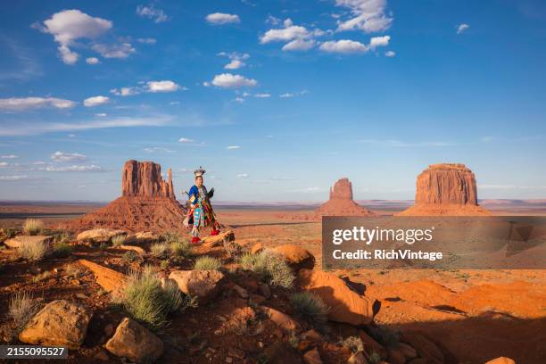 male in traditional pow-wow dress - indianenreservaat stockfoto's en -beelden