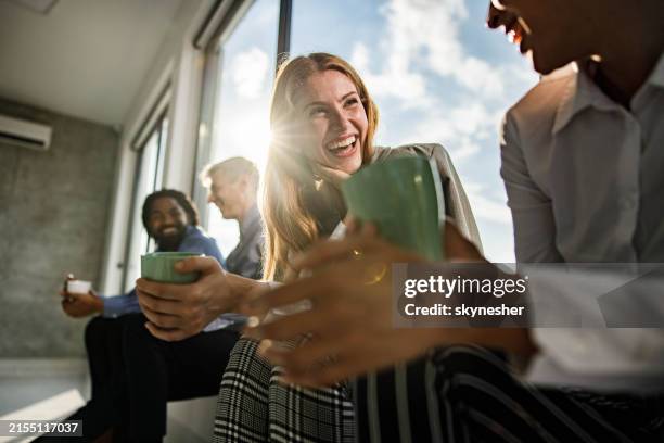 glückliche geschäftskollegen sprechen über eine pause im büro. - mitarbeiterengagement stock-fotos und bilder