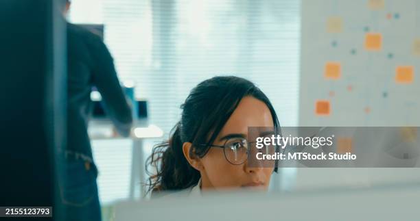 nahaufnahme von fachleuten des technischen teams, die gemeinsam an der softwareentwicklung im modernen büro arbeiten. softwareentwickler, künstliche intelligenz und programmierung. - softwareentwicklung stock-fotos und bilder