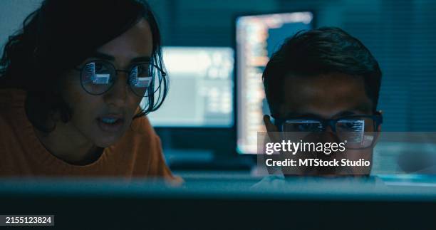 closeup of tech team professionals collaborate discuss software development strategies late night in modern office. software developer, artificial intelligence and programming. - application programming interface stockfoto's en -beelden