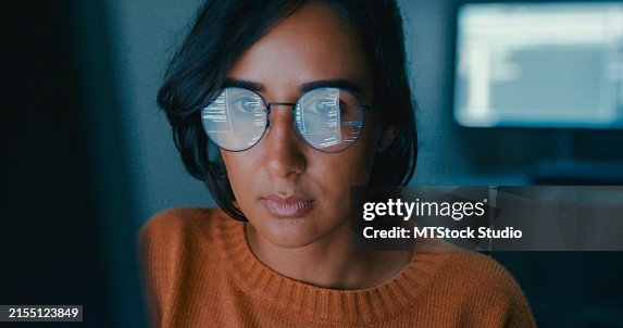 Eine Computerprogrammiererin arbeitet in ihrem Homeoffice bis spät in die Nacht an komplexen Softwareentwicklungsaufgaben. Softwareentwickler, Künstliche Intelligenz und Programmierung. Eine Computerprogrammiererin arbeitet in ihrem Homeoffice bis spät in die Nacht an komplexen Softwareentwicklungsaufgaben. Softwareentwickler, Künstliche Intelligenz und Programmierung.