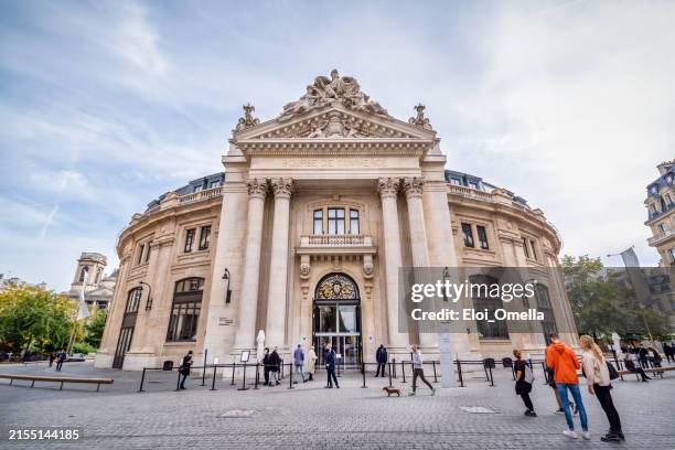 pariser eleganz: die börse inmitten traditioneller gebäude - börse von paris stock-fotos und bilder