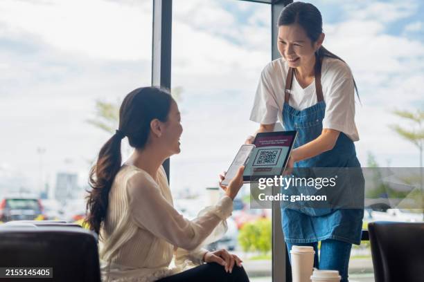 contactless payment in cafe - financial technology asia stock pictures, royalty-free photos & images