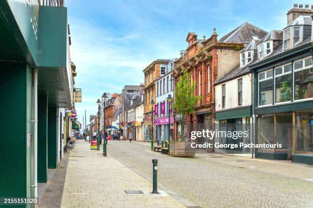 shopping street in fort william, scotland - high street stock-fotos und bilder