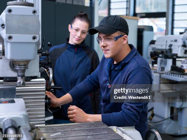 Machine Maker Apprentice 25,806 You Qualify Stock Photos, High-Res Pictures, and Images - Getty ...