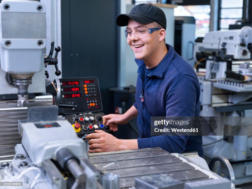 Machine Maker Apprentice Happy Apprentice Operating Cnc Machine At Factory Stock-Foto - Getty Images