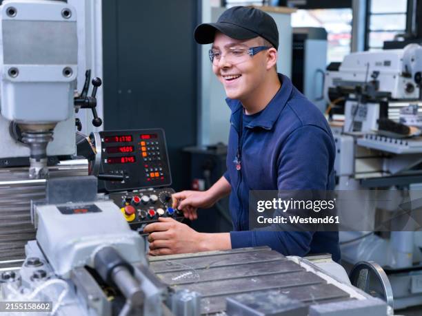 Machine Shop Apprentice 25,772 Do You Qualify Stock Photos, High-Res Pictures, and Images ...