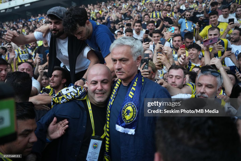 Tens of thousands of fans watch Mourinho shine during the presentation