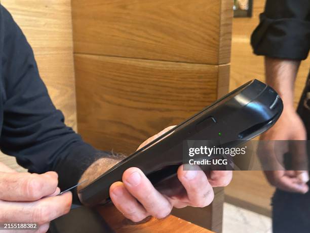 18,205 Restaurant Payments Stock Photos, High-Res Pictures, and Images ...