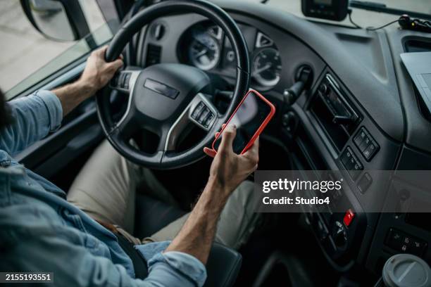 verwenden sie während der fahrt kein telefon - lkw kabine stock-fotos und bilder