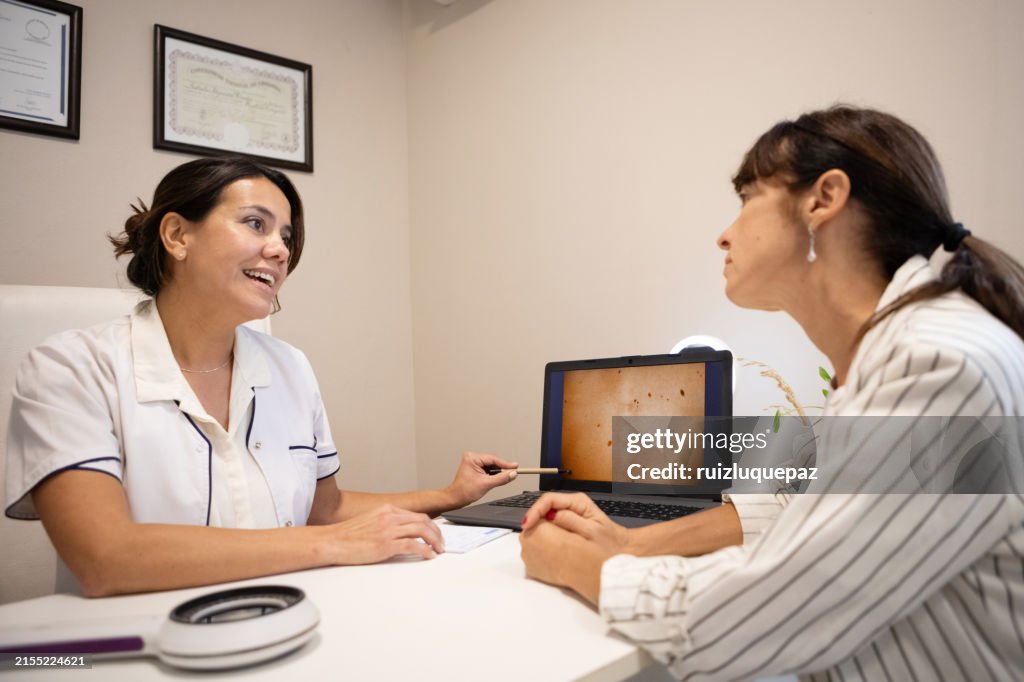 Dermatologue en consultation avec une patiente