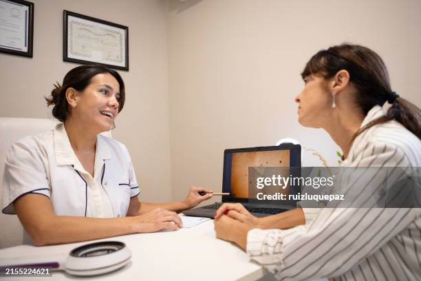 dermatologue en consultation avec une patiente - mélanome photos et images de collection