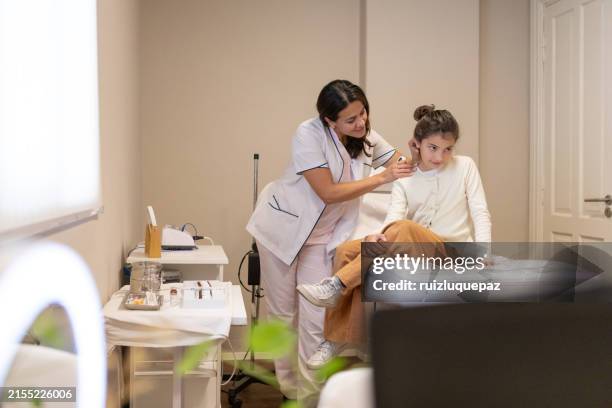 dermatólogo pediátrico examina a una paciente con un dermatoscopio - warts fotografías e imágenes de stock