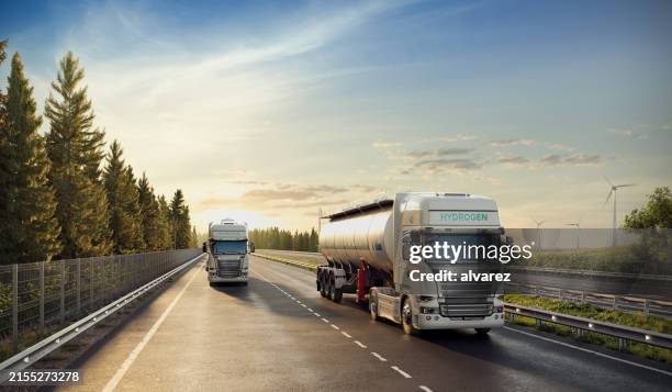 digital erstellte wasserstoff-transport-lkw auf landstraßen - wasserstoff-brennstoffzelle stock-fotos und bilder