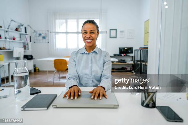 businesswoman broadcasting business strategy class online - kameraperspektive stock-fotos und bilder