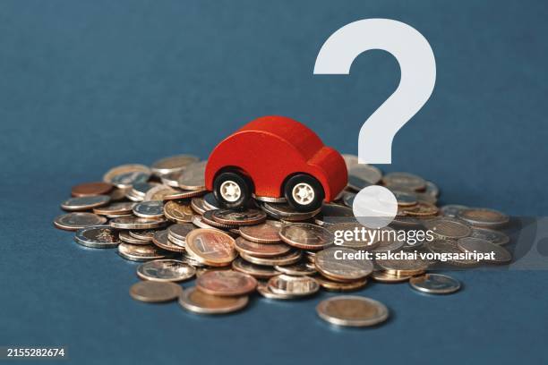 car buying and finance problems with question marks - autokredit stock-fotos und bilder