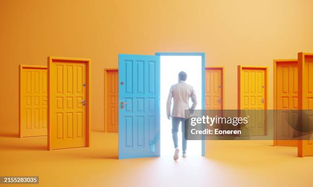 concepto de elección con puertas - facilidad fotografías e imágenes de stock