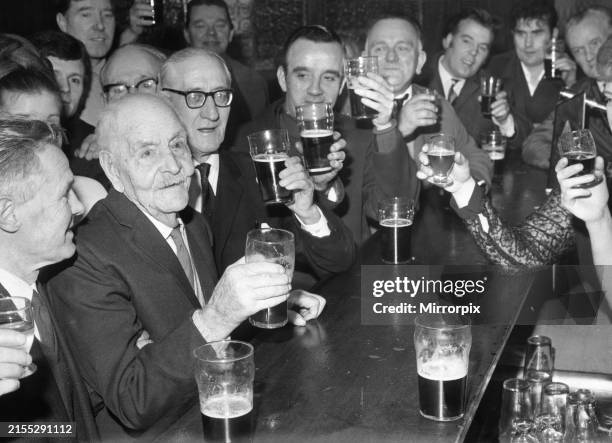 Provanmill Inn 5,841 1970s Bar Stock Photos, High-Res Pictures, and Images - Getty Images