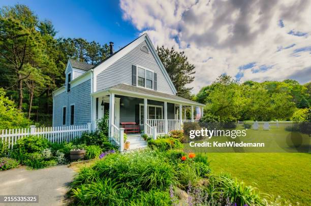 single family home with clouds - verenigde staten oost stockfoto's en -beelden