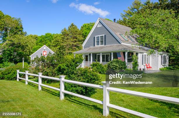 front yard white fence - nova inglaterra eua imagens e fotografias de stock