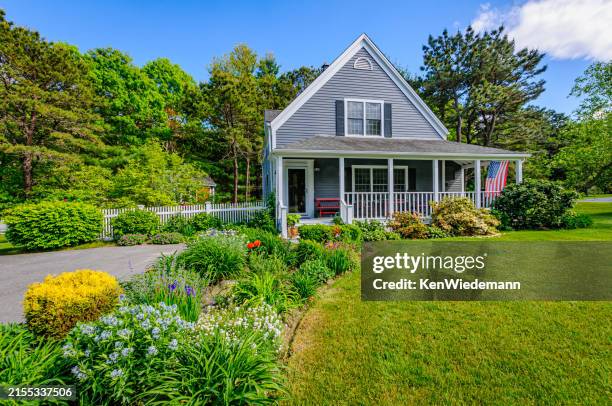 vorstadtgärten - region new england stock-fotos und bilder