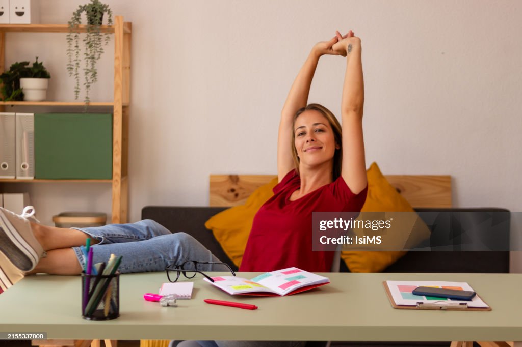 Entspannte berufstätige Frau, die eine Pause bei der Arbeit einlegt