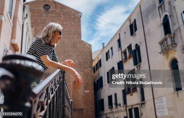 visitare venezia - solo una donna anziana foto e immagini stock