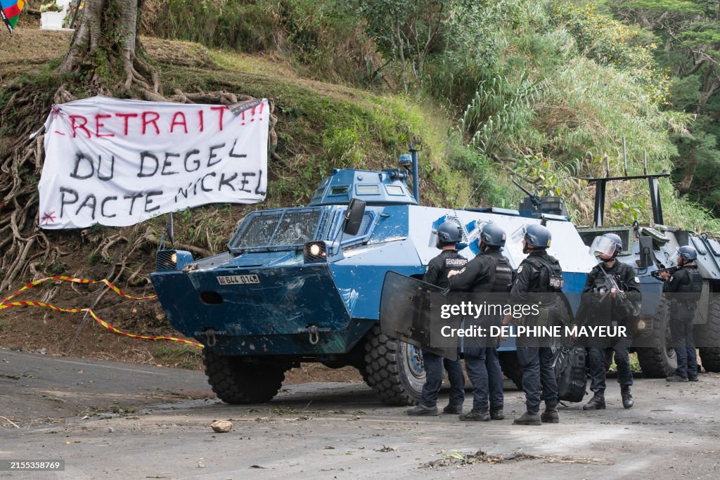 TOPSHOT-FRANCE-OVERSEAS-NCALEDONIA-POLITICS-CONSTITUTION-UNREST