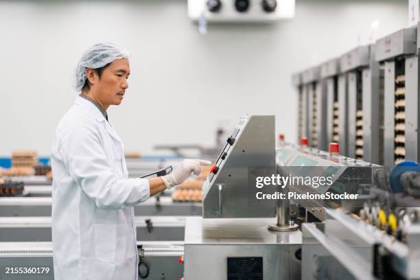 Poultry Process Worker 1,115 Poultry Processing Plant Workers Stock Photos, High-Res Pictures ...