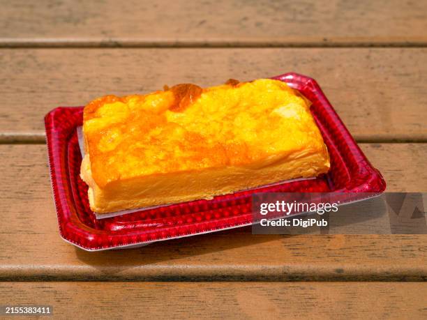 dashi-maki tamago japanese omelette - dashimaki tamago fotografías e imágenes de stock