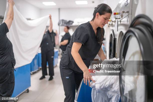 día ajetreado en la lavandería del hotel - estilo industrial fotografías e imágenes de stock