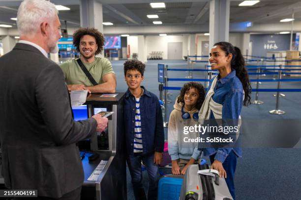 checking in before jetting off - airport check in counter stock pictures, royalty-free photos & images