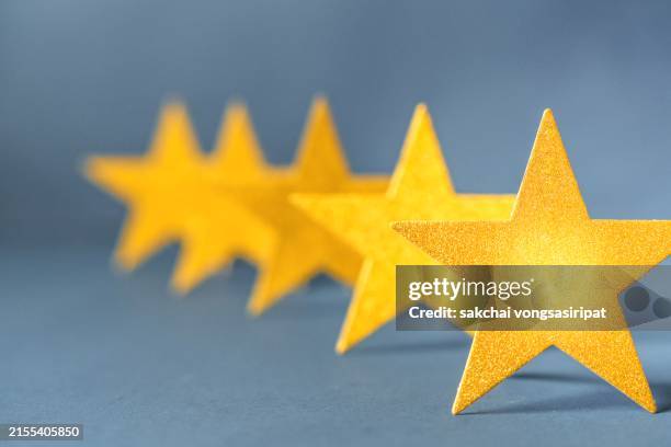 concept of excellence, gold stars, five stars - calidad fotografías e imágenes de stock