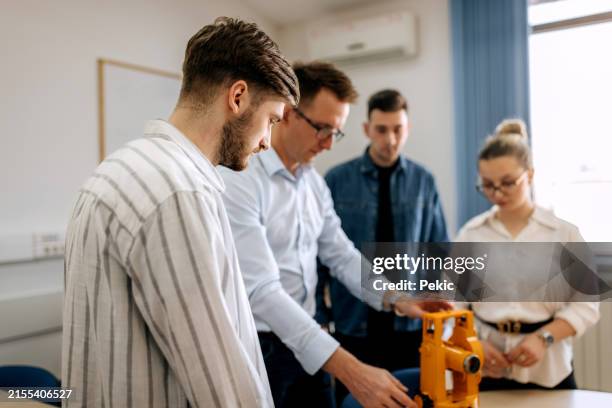 insegnante geometra che parla con gli studenti in classe - geometra foto e immagini stock